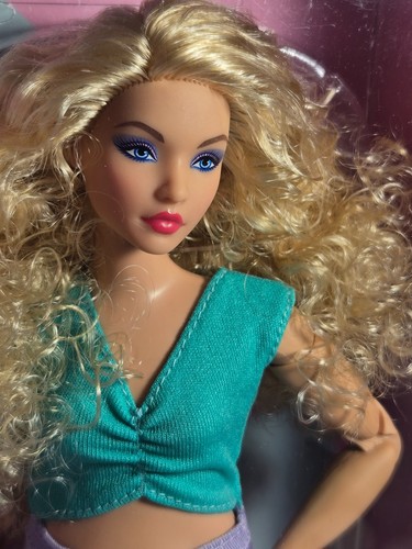 N332 nrfb curvy - nrfb, barbie